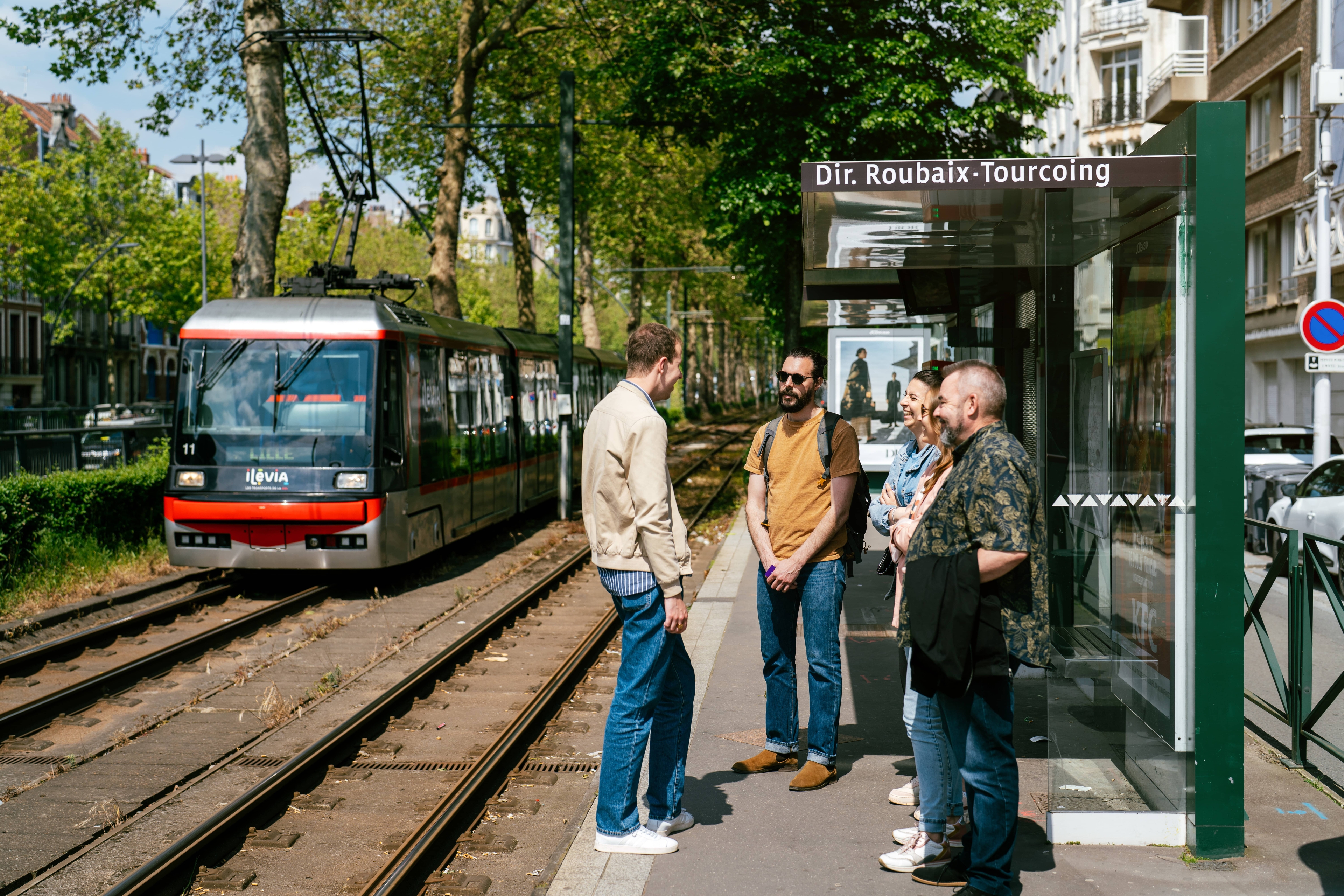 Photo quai du tramway avec des voyageurs
